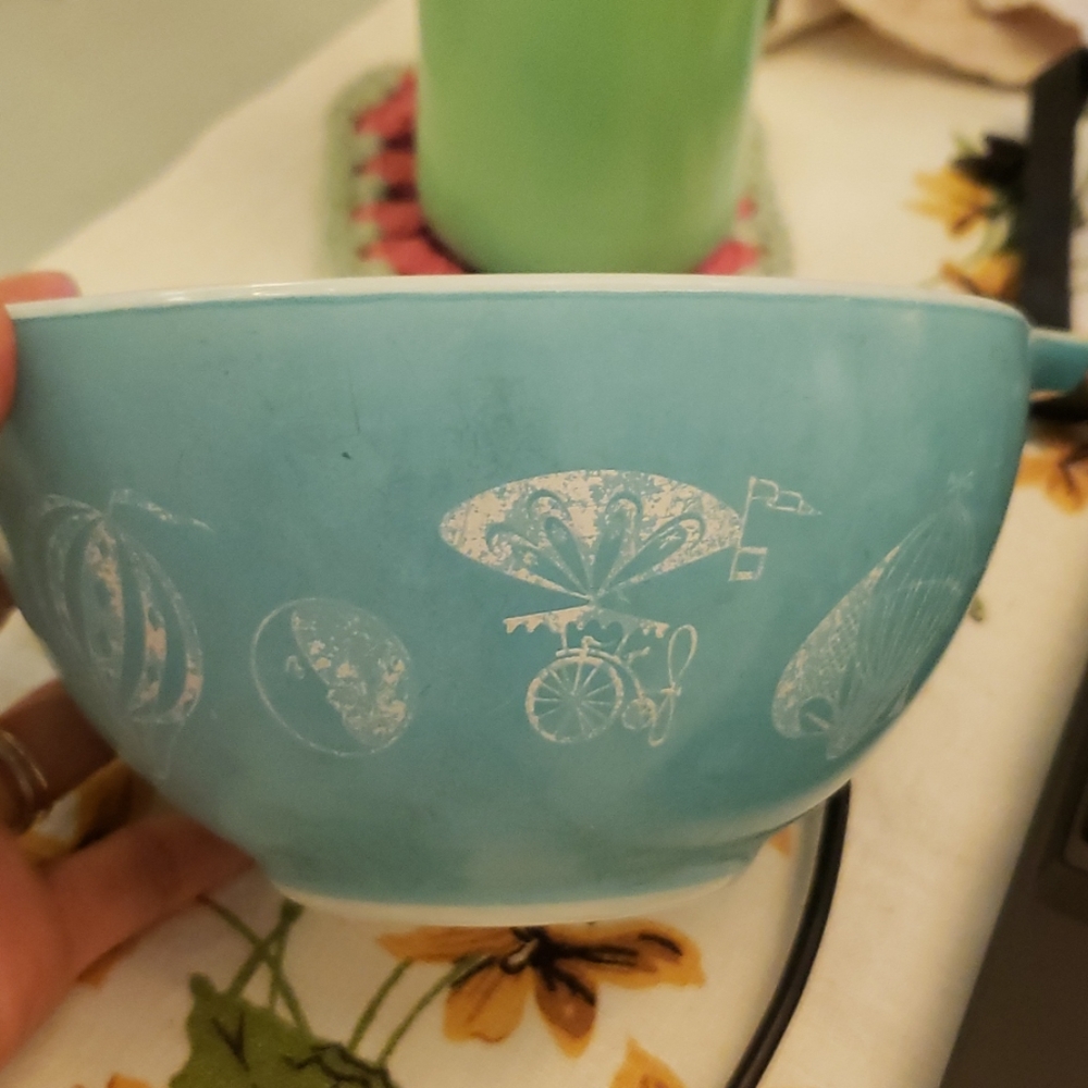 Pyrex small Balloon bowl